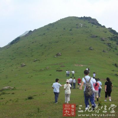 外出旅游安全卫生很重要，游客要学会保护自己，注意饮食卫生