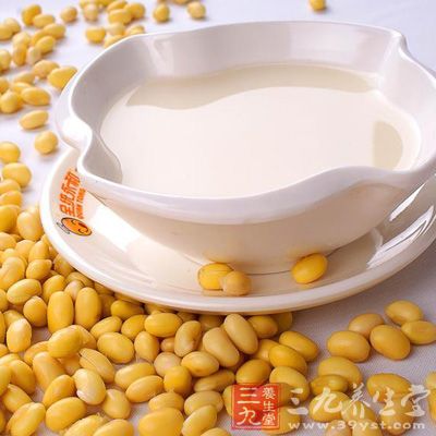 黄豆富含大豆卵磷脂，它是大脑的重要组成成分之一。