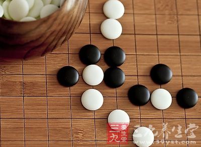 “长”是指紧靠着自己在棋盘上已有棋子继续向前延伸行棋