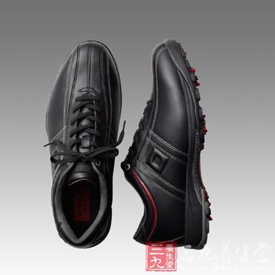 高尔夫用品 高尔夫球鞋选择和装备品牌区分