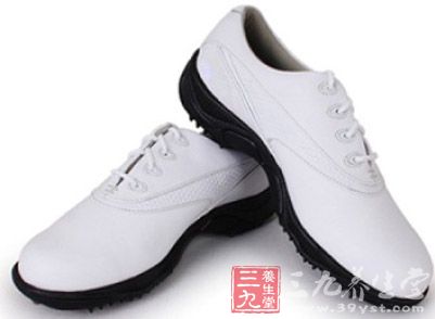 高尔夫用品 高尔夫球鞋选择和装备品牌区分