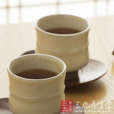 白茶含有豐富的茶多酚、維生素C和維生素P