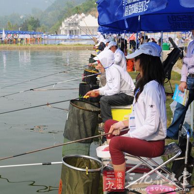 一只手拿起浮标的标脚轻轻转动，另一只手的拇指、食指、中指捏住标身，从上到下慢慢的滑动