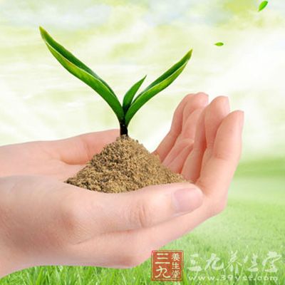 洗完手后，一定要用干净的个人专用毛巾、手绢或一次性消毒纸巾擦干双手