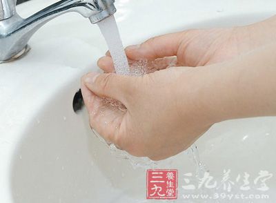 男人便后洗手的意识比女人弱，这是不争的事实。但是托马斯·伯利(Thomas Berry)和他的同事们想找出造成这种差别的原因。