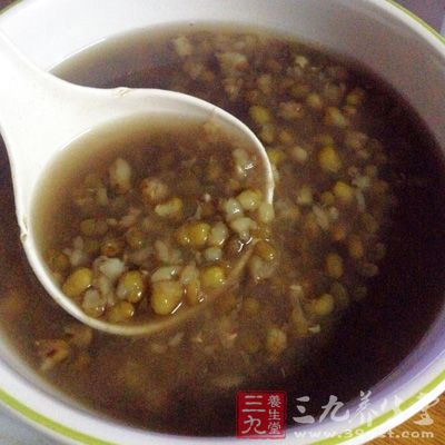 芦根、绿豆各5钱，加一碗水煮开、加适量冰糖、去芦根吃豆喝汤