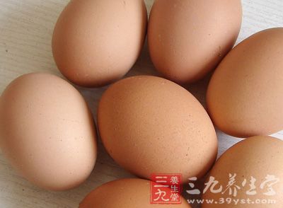 食用过多鸡蛋不仅会加重肾脏负担，还会使体内的水分大量流失