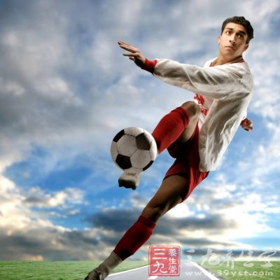 健身运动 足球的运球技巧和射门方法(3)