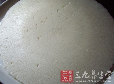 再将其做成饼状，共做3只，置锅中煮熟即可食用。