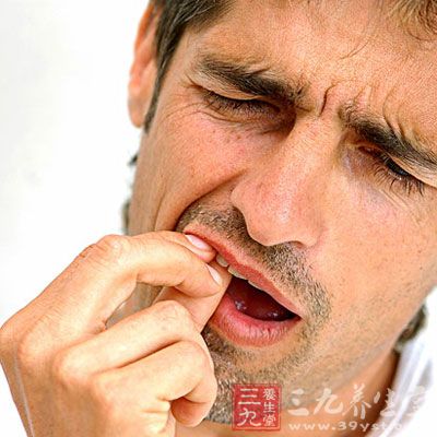 是龋病发生的必要条件，一般认为致龋菌有两种类型，一种是产酸菌属，其中主要为变形链球菌、放线菌属和乳杆菌，可使碳水化合物分解产酸，导致牙齿无机质脱矿;