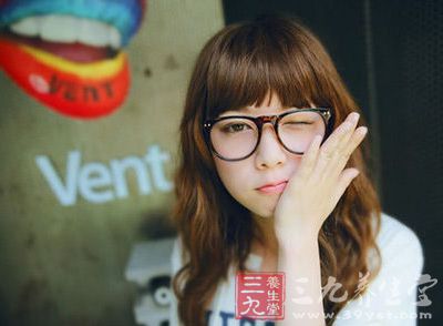 小脸瑜伽前进行脸部线条的伸展,能够使效果翻倍 小脸瑜伽前进行脸部线条的伸展,能够使效果翻倍
