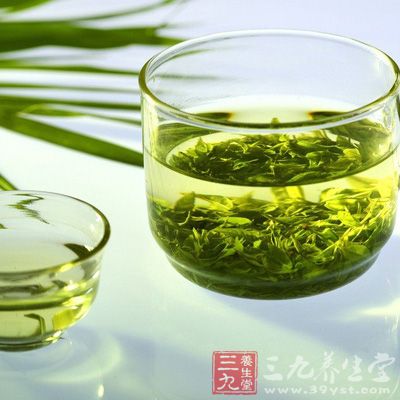 茶籽饼中含有10%的茶皂素，茶皂素的洗涤效果很好