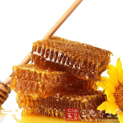 蜂蜜能有效去油腻，防止感染，使皮肤白皙细致