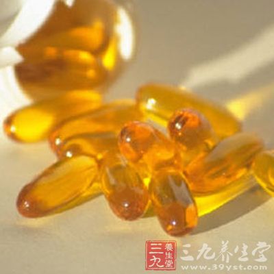 成年人如果維生素D 不足，特別容易出現(xiàn)骨頭、肌肉疼痛等癥狀，起床時，關(guān)節(jié)也會比較僵硬。