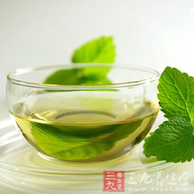 茶多酚是水溶性物質(zhì)，用它洗臉能清除面部的油膩，收斂毛孔