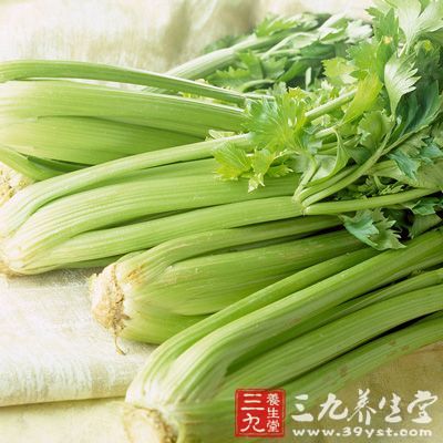 常吃芹菜可以缓解因高血压引起头痛、头晕的症状