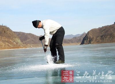 氣溫回升，冰河解凍，冰面疏松，此時不可冰釣