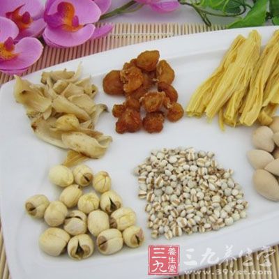 　薏米60克，白果(去壳)8-12枚，同煮汤，用适量白糖(或冰糖)调味食用。有健脾除湿，清热排脓作用。