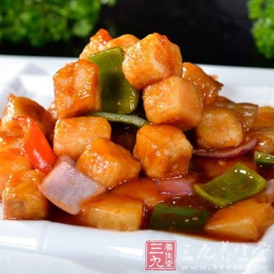 咕噜肉是一道特色美食，属粤菜，这道菜是欧美人士最熟悉的中国菜之一