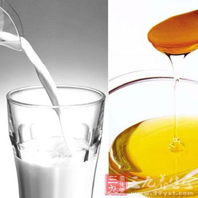 蜂蜜中有机酸含量并不高，不会对牛奶中的蛋白质产生影响