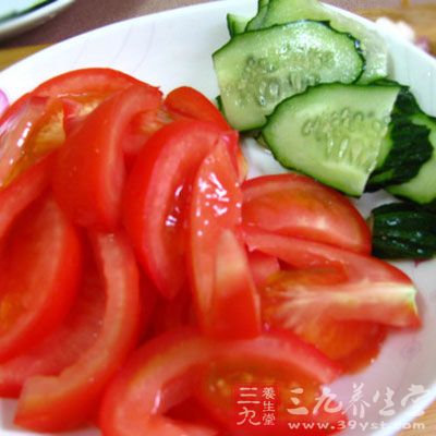 黄瓜和番茄同吃，能起到美容养颜、祛除老年斑的作用
