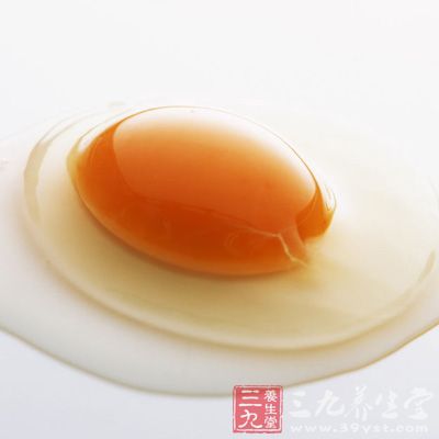 蛋清打入碗内(去蛋黄)搅拌至起白色泡沫后，加入新鲜柠檬6-8滴，搅匀直接涂在脸上，具有收敛皮肤、消炎抗皱的作用