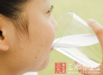 我们平时所喝的白开水、纯净水、矿泉水等纯水，用于补水效果往往并不是好的，因为这类饮用水会很快地通过消化道进入血液