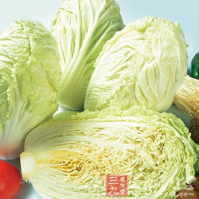 大白菜中含有大量的粗纤维，可促进肠壁蠕动