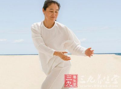 以杨式太极拳为主,吸取陈式,吴式,孙式太极拳之长,动作严格规范