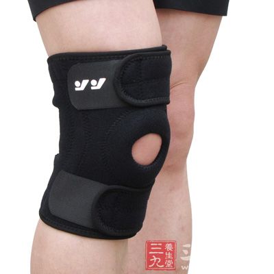 　马拉松比赛中，有不少参赛者穿戴护膝比赛。