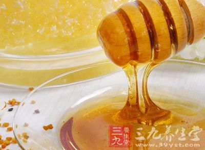 蜂蜜的成分除了葡萄糖、果糖之外还含有各种维生素、矿物质和氨基酸