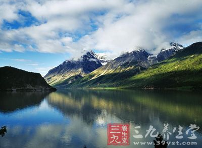 然烏鎮(zhèn)傍湖而居，公路傍湖而行，然烏湖是所有過(guò)往行人共享的美景