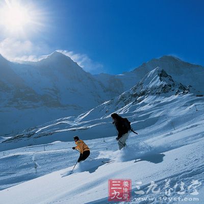 雪地的反光程度较大，出门需要佩戴太阳镜，保护眼睛