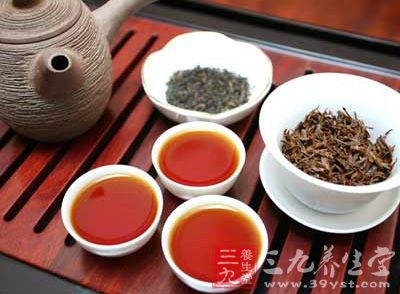 祁門紅茶簡稱祁紅，茶葉原料選用當(dāng)?shù)氐闹腥~、中生種茶樹“櫧葉種”(又名祁門種)制作，是一種漢族傳統(tǒng)名茶