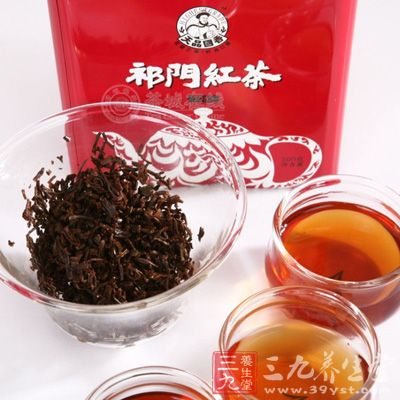 祁門紅茶采用清飲能品味其雋永香氣，沖泡工夫紅茶時一般要選用紫砂茶具、白瓷茶具和白底紅花瓷茶具