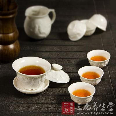 红茶中的茶多碱能吸附重金属和生物碱，并沉淀分解