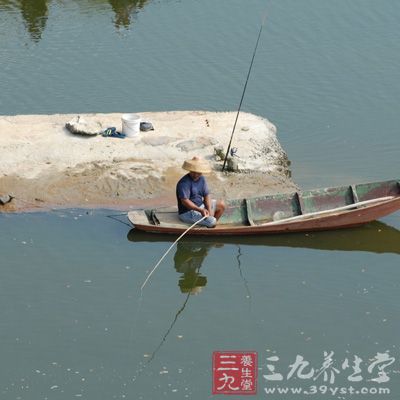 調平水又稱垂直調零法。先將太空豆往下移動，使浮標接近鉛墜的位置