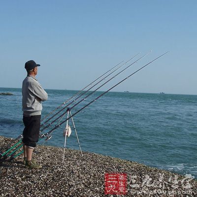 添加剂是独立于鱼饵之外的辅助诱食剂，一般有粉状、水剂、油状的可溶解物质几种