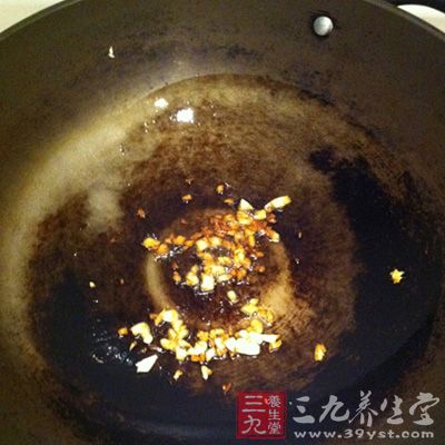 炒菜時(shí)，先把花生油、豆油加熱冒煙，再放入炒菜用的鹽