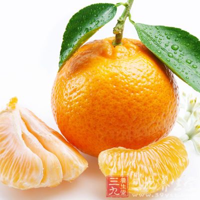 橘子中含维生素c，维生素c能增强血管壁的弹性和韧性，防止出血