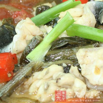 鮮魚350克，冬瓜500克，蔥白7根，大蒜5瓣，味精適量。將鮮魚去雜，洗凈。冬瓜去皮、瓤，切塊。將魚、冬瓜加蔥白、大蒜用水煎熟。每天1劑。溫陽利水;對面色痿暗、咳嗽喘息、面部浮腫有療效。