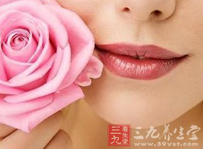 生活保健 舌头舔嘴唇舔出