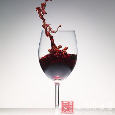 红酒中葡萄皮的抗氧化物质多酚留存在酒液中，可以降低患心血管疾病的几率