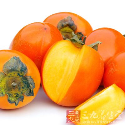 柿子果味甘涩、性寒，入肺、脾、胃、大肠经，有很好的清热去燥、润肺化痰之效。