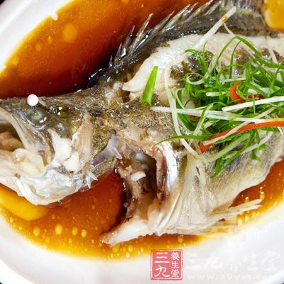 茯苓15克，桂魚150克。加水及調(diào)料同蒸至熟爛即成。吃魚喝湯，具有健脾利濕、益氣補血功能。