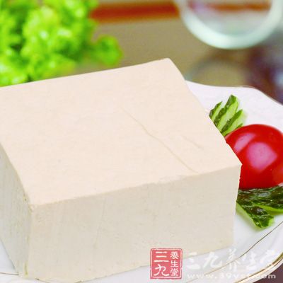 含钙类食品(如豆腐)和高磷酸盐食品(如牛奶)等，与铁剂能络合而生成沉淀，故应避免合用。