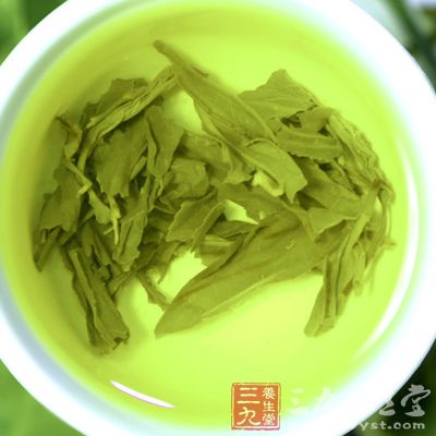 泡綠茶澡有助于全身肌膚美白，也可以抑菌。