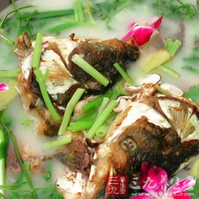 薊菜，鯽魚(yú)1條。薊菜與鯽魚(yú)共同煮湯，加適當(dāng)調(diào)料即成。經(jīng)常食用，具有消淤血、止吐、改善癥狀之工作。但脾胃虛寒、無(wú)淤滯者忌服。