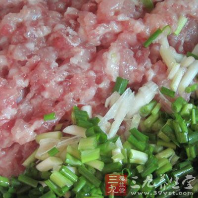 主要食物应包括：牛奶、鸡蛋、豆浆、藕粉、果汁、菜汁、瘦肉泥、肝泥等。