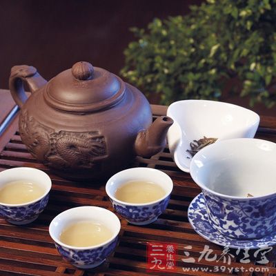 茶垢随着饮茶者的频繁地喝茶而不断进入其消化系统，极易与食物中的蛋白质、脂肪酸和维生素等结合成多种有害物质